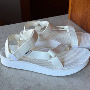 Teva White Sandals / Shoes * Ladies Size 9 * Strappy * Nice